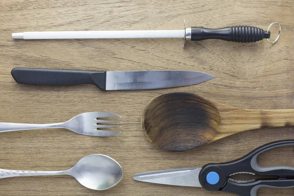 Utensílios de cozinha no fundo de madeira . — Fotografia de Stock