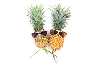  ananas beyaz arka plan üzerinde güneş gözlüğü ile.
