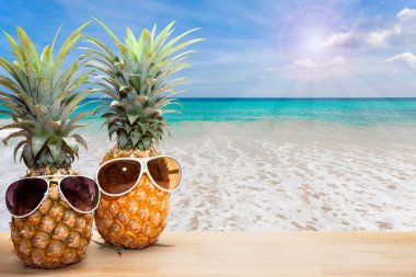 ananas ile ahşap, kavram yaz arka plan üzerinde güneş gözlüğü.