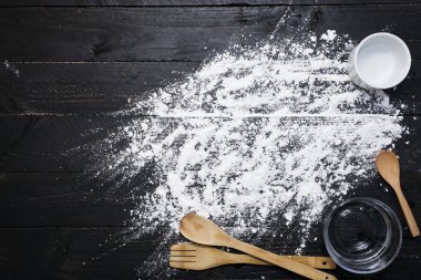 farklı ahşap mutfak aletleri siyah un serpilir 