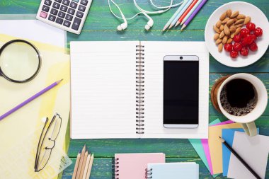 Kahve ve ofis aksesuarları ile Smartphone Üstten Görünüm 