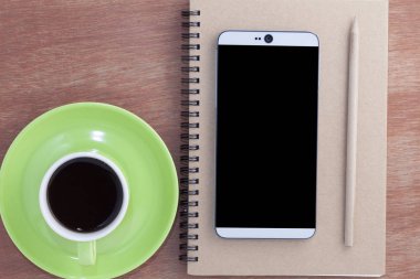 kahve fincanı smartphone, kağıt Not ve ahşap masa üzerinde kalem 