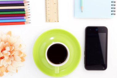 kahve fincanı smartphone, kağıt Not ve kalem beyaz 