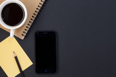 Ofis siyah deri resepsiyon masası ile smartphone