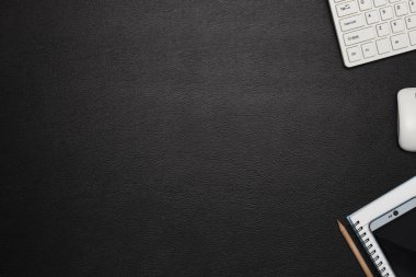 Ofis siyah deri resepsiyon masası ile dizüstü bilgisayar, klavye, fare