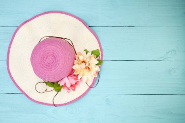 Ahşap arka planda güzel bayan şapkası plajı.