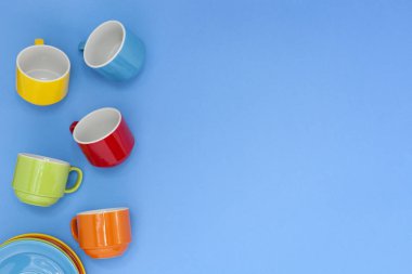 mavi arka plan üzerinde renkli kahve bardağı.