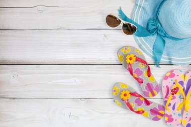 güneş gözlüğü ve şapka beyaz tahta arka plan ile plaj ayakkabı,