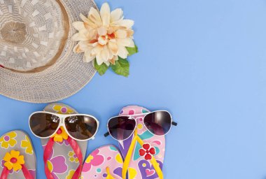 mavi arka plan, yaz tatili üzerinde güneş gözlüğü ile plaj ayakkabı 