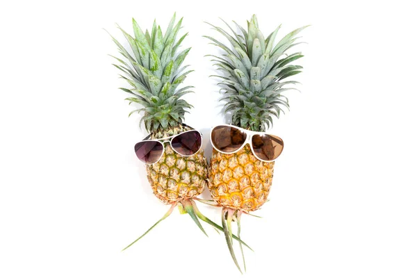 Ananas avec des lunettes de soleil sur fond blanc . — Photo