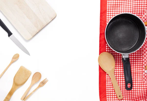 Olla con utensilios de cocina sobre fondo blanco . — Foto de Stock