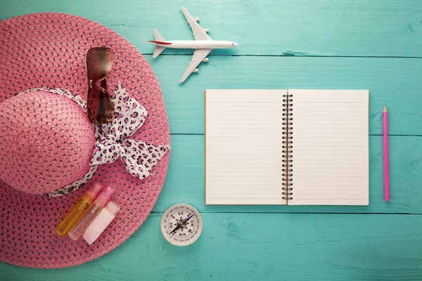 Witboek lege pagina met verschillende strand accessoires op hout — Stockfoto