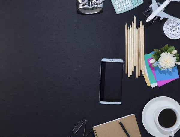 스마트폰으로 사무실 블랙 가죽 책상 테이블 — 스톡 사진