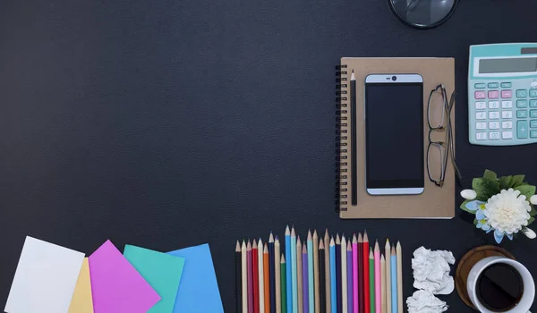 Nota de papel colorido con teléfono inteligente, lápiz y taza de café — Foto de Stock