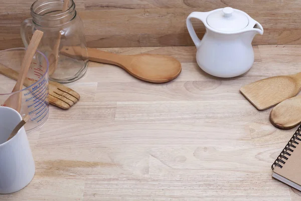 Taza de medir y cuchara de madera, suministros de cocina en madera — Foto de Stock