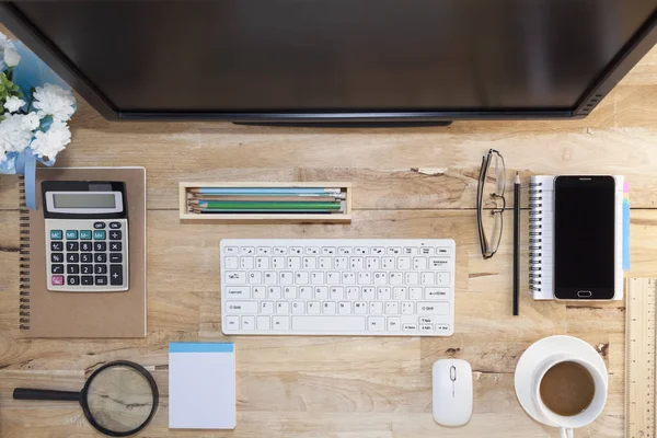 Ovanifrån med bord av trä, dator med tangentbord, papper märka — Stockfoto
