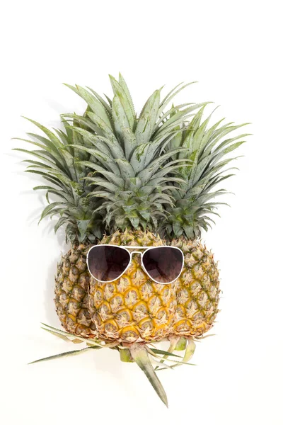 Piña con gafas de sol sobre fondo blanco . — Foto de Stock