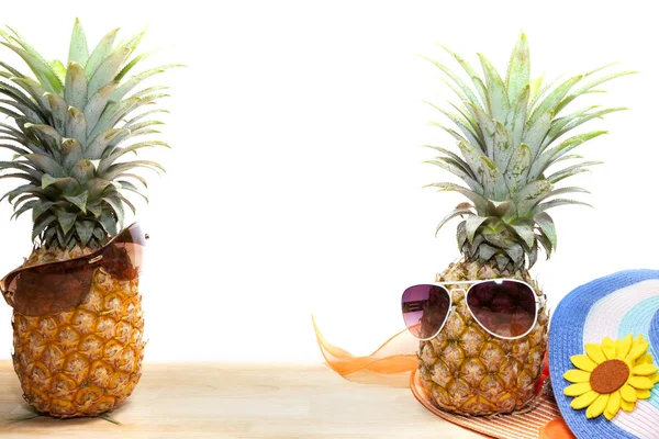 Ananas avec lunettes de soleil et chapeau plage sur bois, concept été — Photo