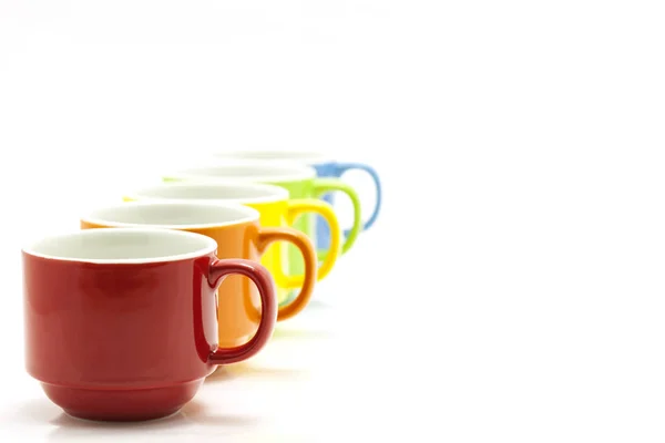 Kleurrijke koffie kopjes geïsoleerd op witte achtergrond. — Stockfoto