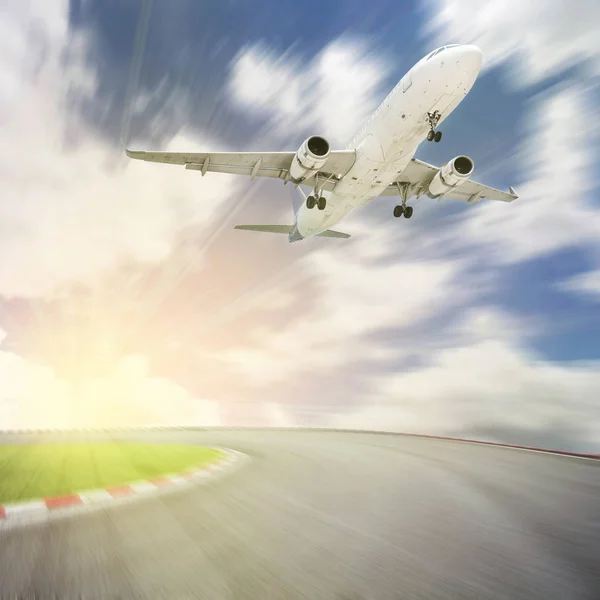 Osobní letadlo vzlétnout z dráhy proti krásné nebe, — Stock fotografie