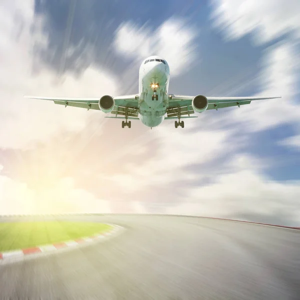 Passagier vliegtuig opstijgen vanaf start-en landingsbanen tegen mooie hemel, — Stockfoto