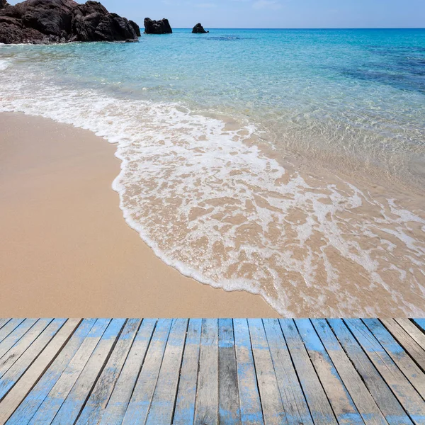 Piso de madeira com areia bonita, praia tropical, cena céu azul — Fotografia de Stock