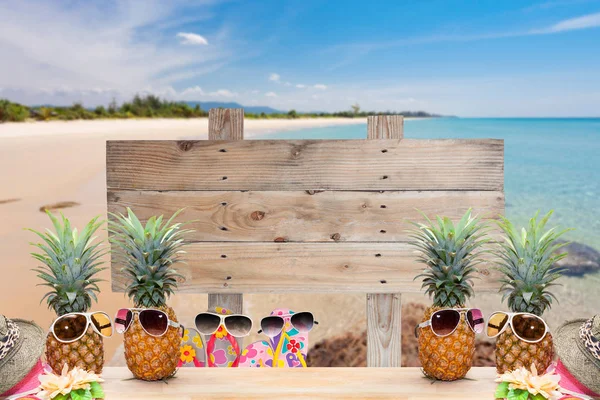 Yaz arka plan için tropik sahilde ahşap tabela.