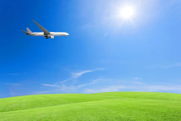 Zelené louky s letadlem, modré oblohy a cloud pozadím. — Stock fotografie