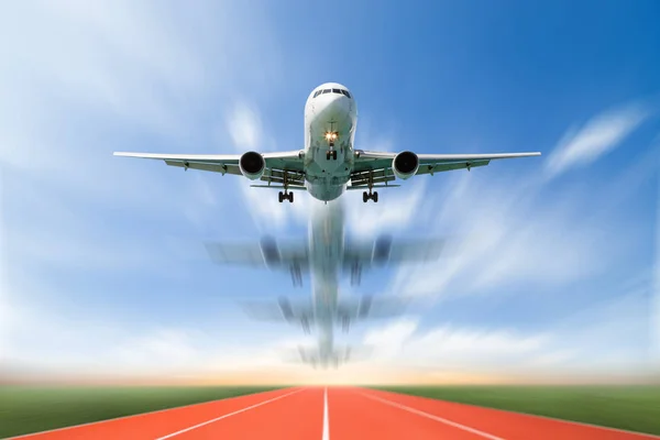 Passagierflugzeug hebt von Landebahn gegen schönen Himmel ab, — Stockfoto