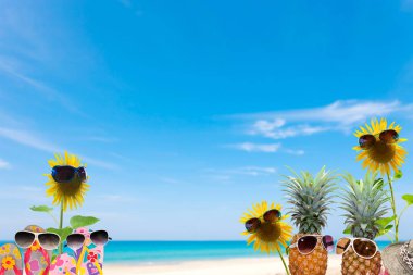 Yaz arka plan kavramı ile ayçiçeği, Ayakkabı, ananas, sunglas