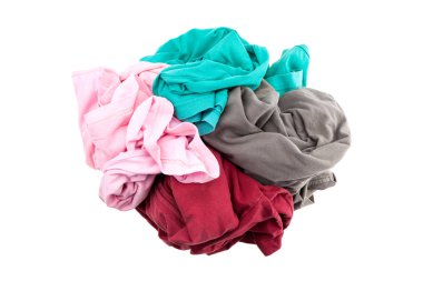 Beyaz arka plan üzerinde izole kazık kirli giysiler.