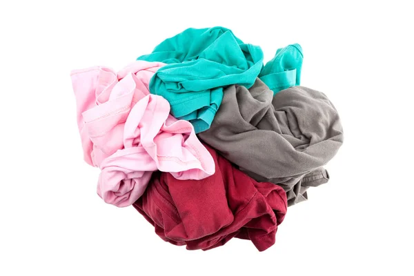 Beyaz arka plan üzerinde izole kazık kirli giysiler.