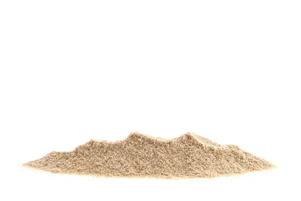 Beyaz arkaplanda izole edilmiş kum yığını.