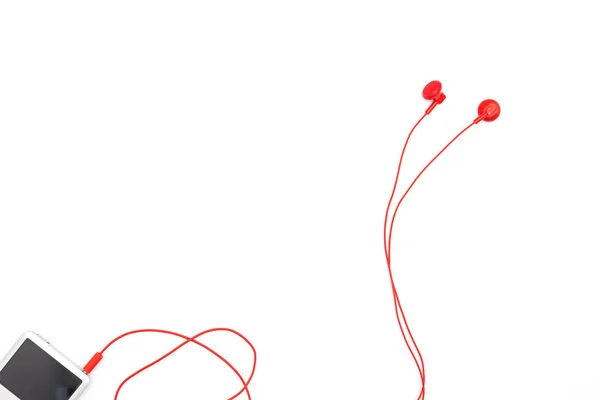 Hudební přehrávač s červeným sluchátka izolovaných na bílém pozadí. — Stock fotografie