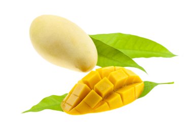 Beyaz arkaplanda yaprakları olan mango.