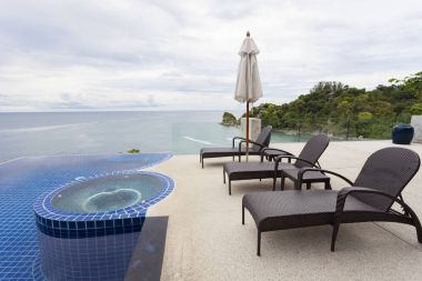 Plaj sandalyesini Açık Yüzme Havuzu ve deniz ile andaman görüntülemek s