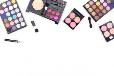 Allık ve göz farı beyaz arka plan üzerinde izole.