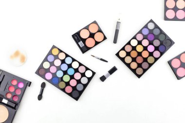 Allık ve göz farı beyaz arka plan üzerinde izole.