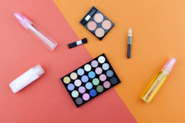 Çeşitli makyaj fırça, göz farı ve kozmetik düz yatıyordu fotoğraf 