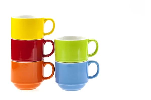 Empilement de tasses à café colorées isolées sur fond blanc. — Photo