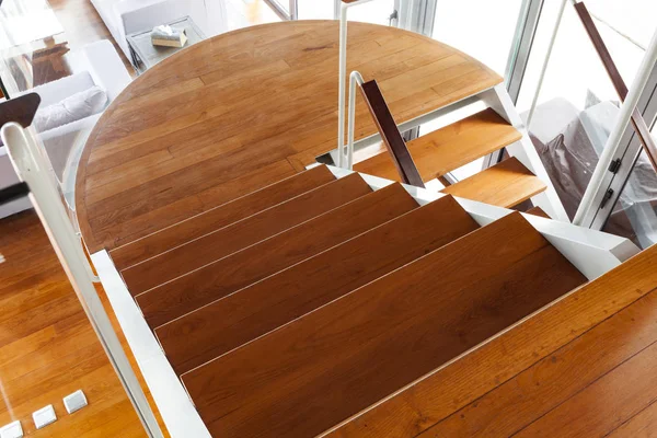 Luxueux escalier en bois moderne dans la maison moderne . — Photo