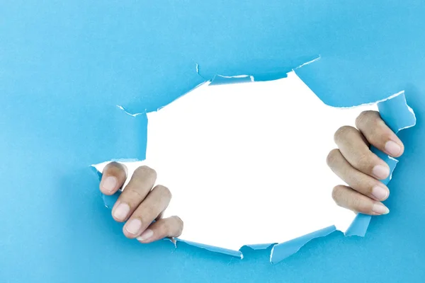 Erkek el beyaz zemin üzerine mavi kağıt sökük.