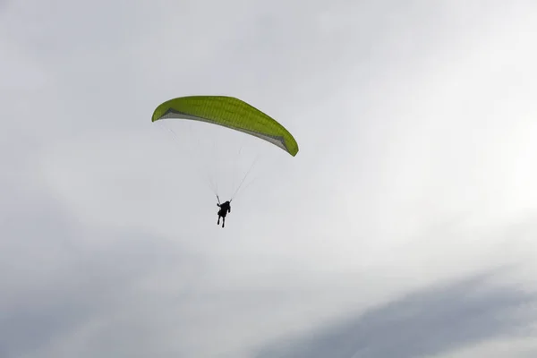 Paraglider extreme sports in phuket thailand. — Stock Photo, Image