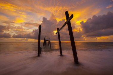 Eski ahşap köprü ile güzel gün batımı 