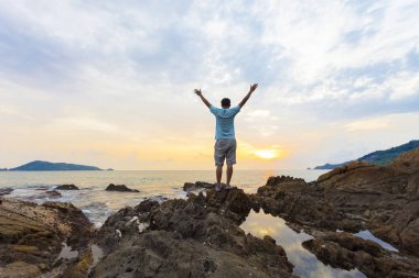 Gezgin adam güzel günbatımında büyüdü-up kollu 