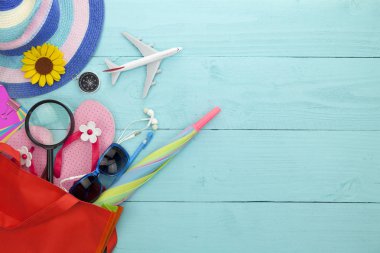 Plaj aksesuarları, güneş gözlüğü, flip-flop, şemsiye, pusula