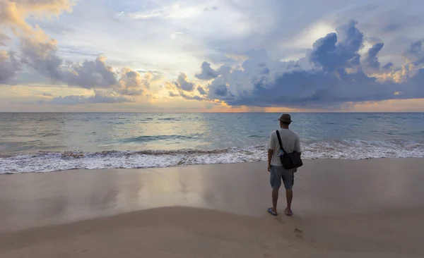 Young travel man standing alone on the beach — Stock Photo, Image