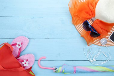 Plaj aksesuarları, güneş gözlüğü, plaj şapka, flip-flop, şemsiye