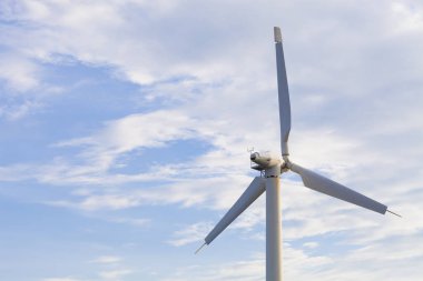 Gökyüzü arka planında rüzgar türbini.