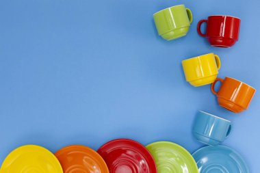 mavi arka plan üzerinde renkli dört kahve fincanı.